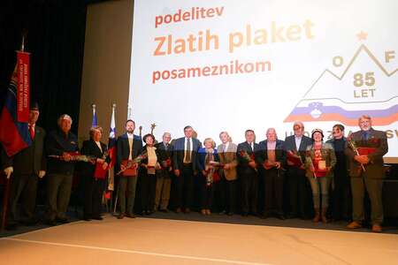 Skupinska fotografija prejemnikov zlatih plaket 